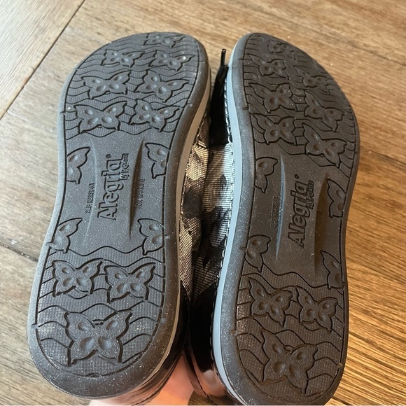 White and black floral Alegria sneakers - Picture 6 of 6